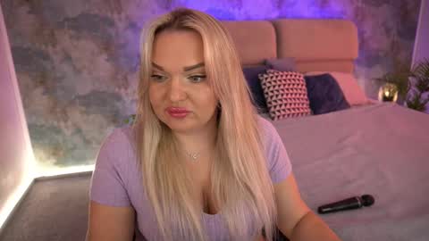 Snapshot of missyymartinezz chatting on March 10, 8:17 am  Amely  online show from March 10, 8:17 am