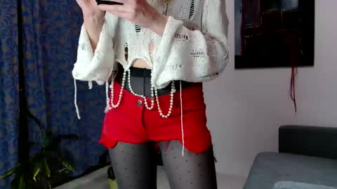 molliart online show from February 17, 7:46 pm