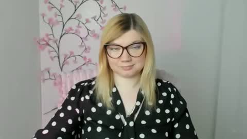 Molly online show from May 17, 11:30 am