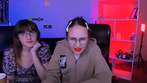 Mona  online show from November 5, 8:00 pm