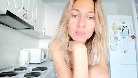 Snapshot of mona_cruz chatting on September 23, 5:34 am Mona online show from September 23, 5:34 am