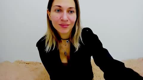 Snapshot of mona_cruz chatting on January 25, 8:31 pm Mona online show from January 25, 8:31 pm
