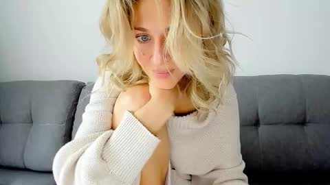 Snapshot of mona_cruz chatting on October 23, 6:59 am Mona online show from October 23, 6:59 am