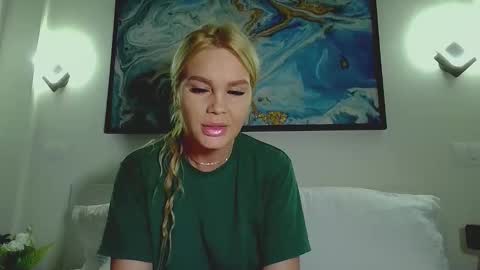 Snapshot of moni_ chatting on October 7, 3:24 am Monica online show from October 7, 3:24 am