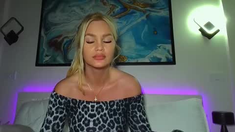 Snapshot of moni_ chatting on February 5, 3:45 am Monica online show from February 5, 3:45 am