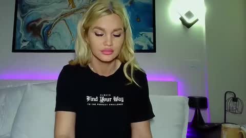 Snapshot of moni_ chatting on February 22, 4:51 am Monica online show from February 22, 4:51 am