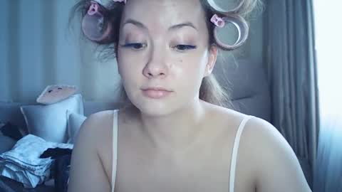 moodiemira online show from March 11, 1:47 pm