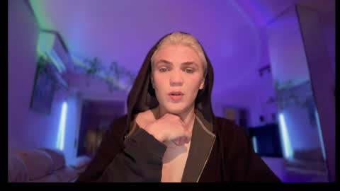 moonflamek online show from March 29, 8:21 pm