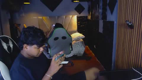 mr_mois online show from June 25, 5:45 am
