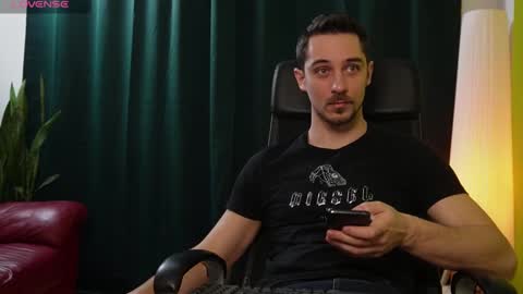 Snapshot of mrgreeneyes01 chatting on February 15, 7:39 pm juan luis online show from February 15, 7:39 pm