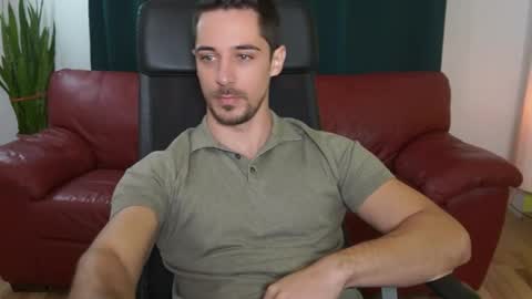 Snapshot of mrgreeneyes01 chatting on October 24, 7:53 am juan luis online show from October 24, 7:53 am