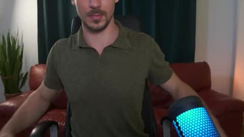 Snapshot of mrgreeneyes01 chatting on October 28, 7:04 pm juan luis online show from October 28, 7:04 pm