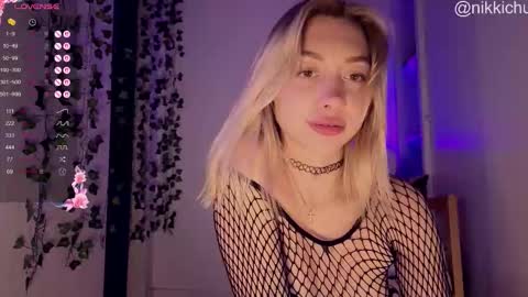 mynameisnikki_ online show from December 21, 6:53 am