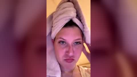 n0rmalgurl online show from June 29, 4:28 pm