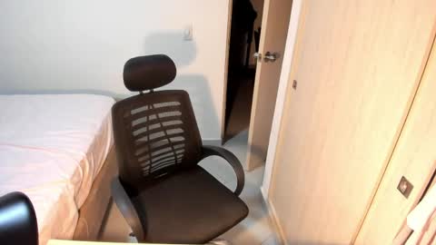 independent model online show from April 6, 5:30 am