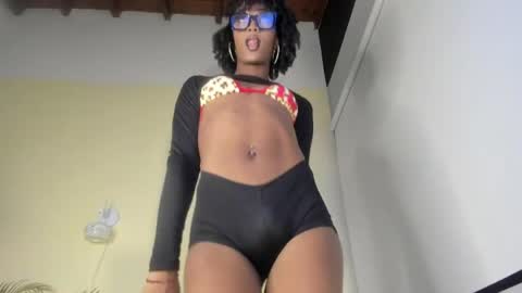 nahomy_james25 online show from May 15, 12:20 am