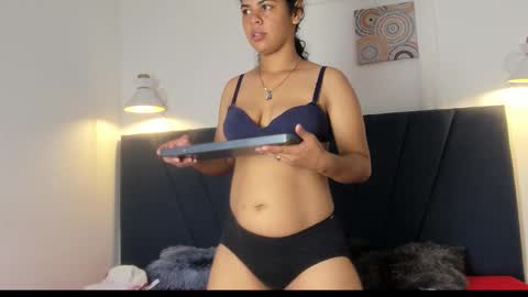 naomi_x0 online show from January 17, 1:31 pm