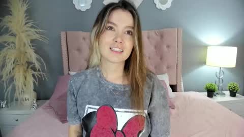 Nashly Fontana online show from February 18, 1:55 pm