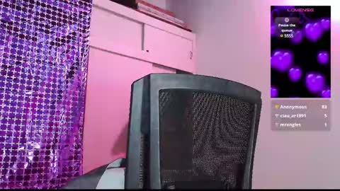 Snapshot of naughty_em_17 chatting on March 10, 12:18 am Em please help me reach 100 thumbs up 3 online show from March 10, 12:18 am