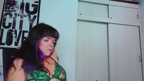 Snapshot of naughty_em_17 chatting on October 5, 10:50 pm Em please help me reach 100 thumbs up 3 online show from October 5, 10:50 pm