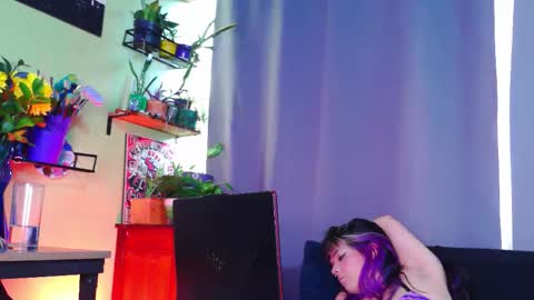 Snapshot of naughty_em_17 chatting on October 19, 10:25 pm Em please help me reach 100 thumbs up 3 online show from October 19, 10:25 pm