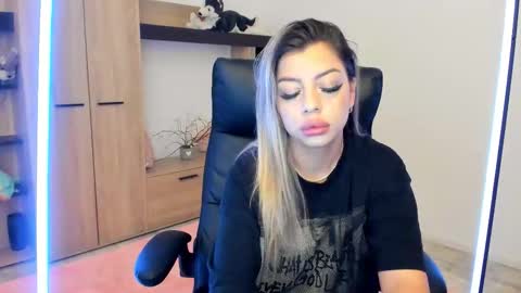 Nico online show from February 3, 7:07 pm