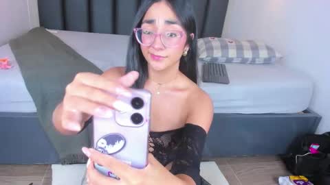 N I C O L E T  online show from December 13, 8:59 pm