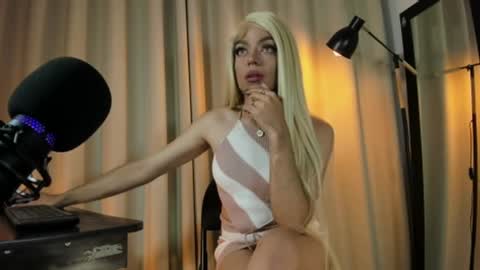 Snapshot of nicolette_tay chatting on February 5, 7:39 am Nicol  online show from February 5, 7:39 am