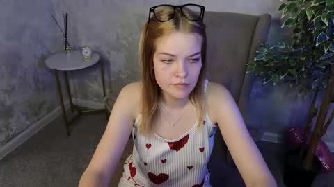 Snapshot of nika_clark chatting on October 25, 3:07 am Nika online show from October 25, 3:07 am