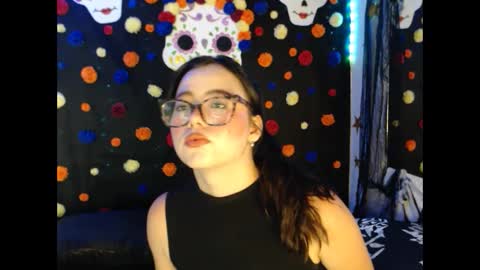 nikolle_huyt online show from October 7, 9:33 pm
