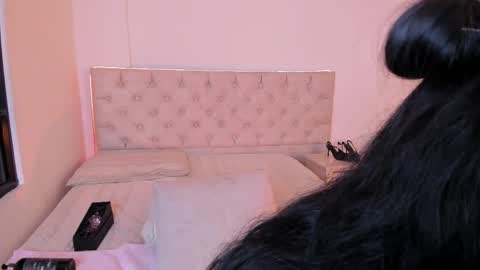 Nina Fox  online show from May 12, 3:10 pm