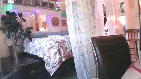 Leah online show from September 15, 4:19 pm