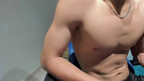 noah_jones41 online show from April 2, 9:33 pm