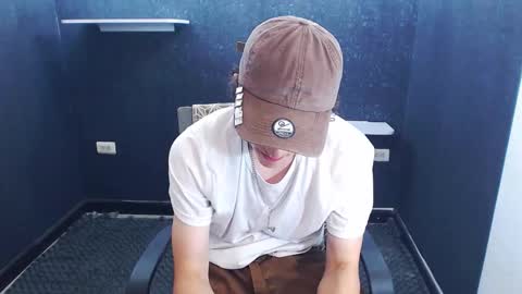 noah_sokolov online show from December 3, 7:47 pm