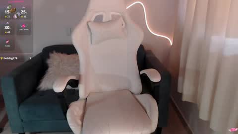 noah_white3 online show from May 13, 6:50 pm