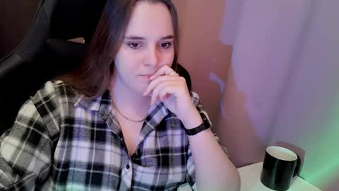 noir_ember_ online show from December 16, 12:44 pm