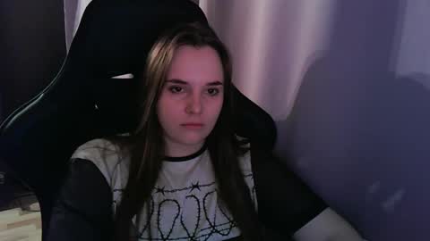 noir_ember_ online show from September 18, 11:36 am