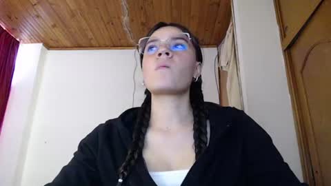 noreen_ online show from August 3, 7:20 pm