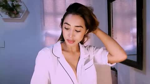 Nycole online show from March 4, 1:52 pm