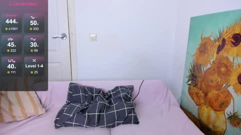 Snapshot of nymphobabee chatting on February 7, 12:42 am crystal   3 online show from February 7, 12:42 am