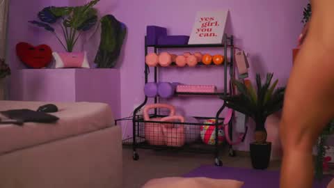 nyrobinova online show from June 4, 3:23 am