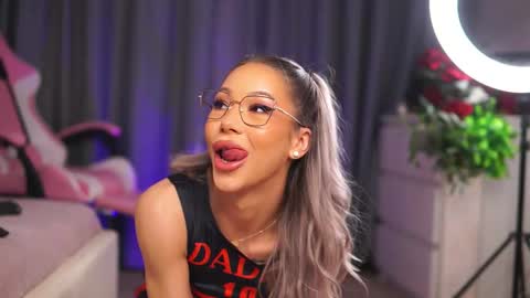 nyrobinova online show from January 18, 4:43 am