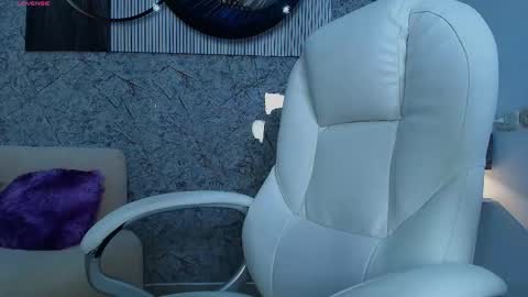 independent model online show from February 5, 7:28 pm