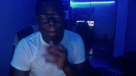 Snapshot of officialmoneyxxx chatting on December 22, 12:05 pm Money online show from December 22, 12:05 pm