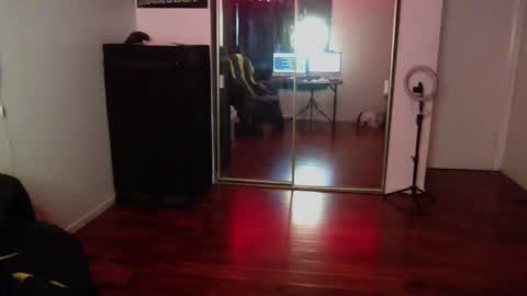 Snapshot of officialmoneyxxx chatting on October 27, 6:08 pm Money online show from October 27, 6:08 pm