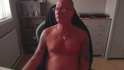 Snapshot of oldveteranuk chatting on October 10, 8:42 am oldveteranuk online show from October 10, 8:42 am