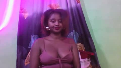 olinah610 online show from December 3, 7:03 pm