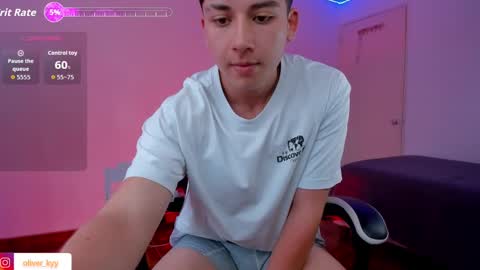 Snapshot of oliver_kyy chatting on October 21, 7:50 pm oliveeer online show from October 21, 7:50 pm
