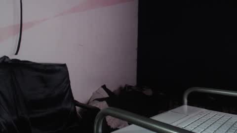 Snapshot of oliver_laid_2023 chatting on December 14, 3:17 am oliver_laid_2023 online show from December 14, 3:17 am