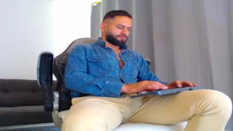 oliver online show from November 17, 3:47 pm